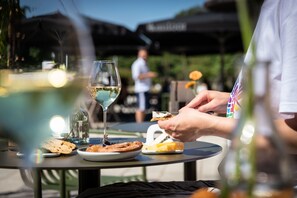 Petit déjeuner, déjeuner et dîner servis sur place