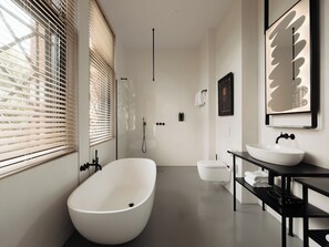 Conscious Wow Room, Park view | Bathroom | Shower, eco-friendly toiletries, hair dryer, towels - Conscious Hotel Westerpark (Amsterdam)