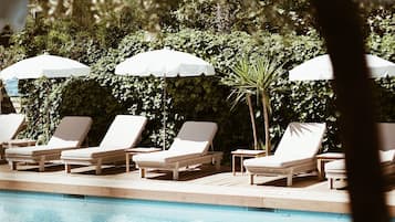 Außenpool (je nach Saison geöffnet), Sonnenschirme, Liegestühle