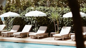 Seasonal outdoor pool, pool umbrellas, pool loungers - Le Prose Hôtel (La Grande-Motte)