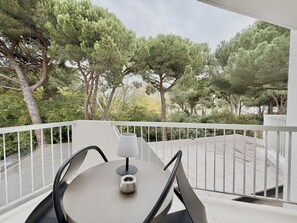 Premium bedding, minibar, in-room safe, desk - Le Prose Hôtel (La Grande-Motte)