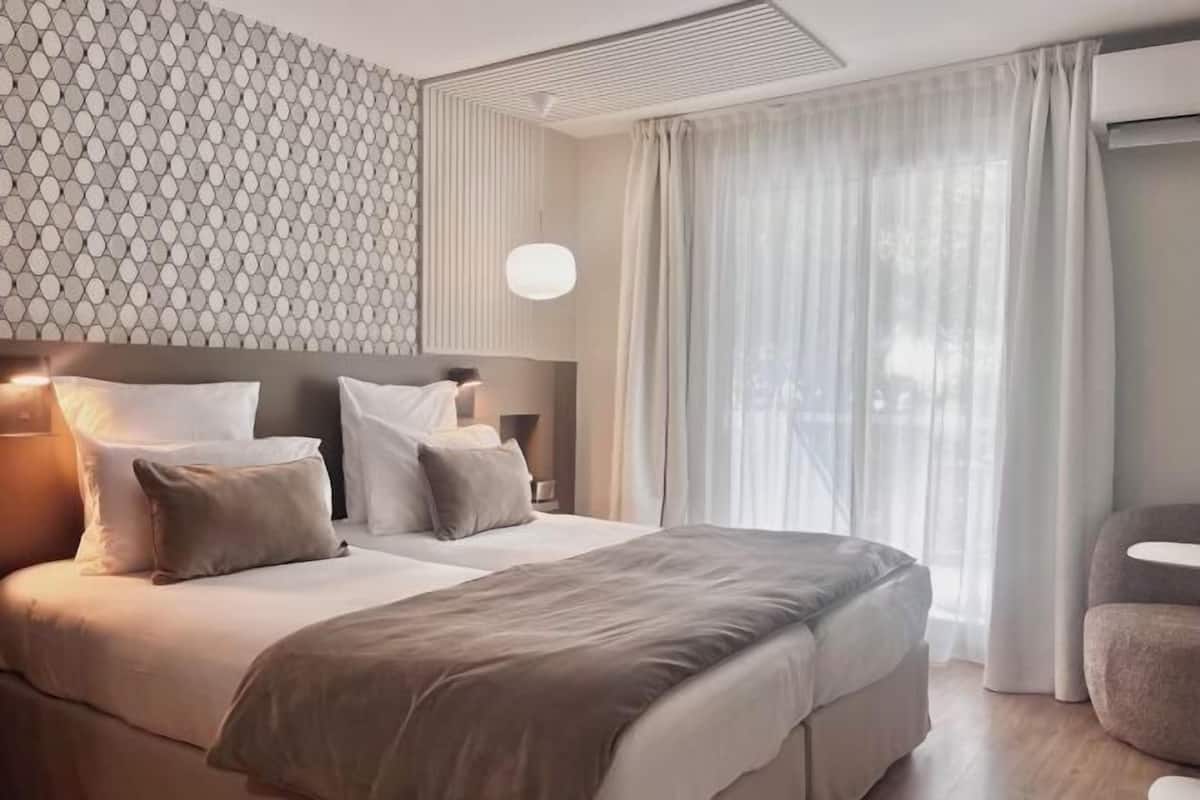 Premium bedding, minibar, in-room safe, desk