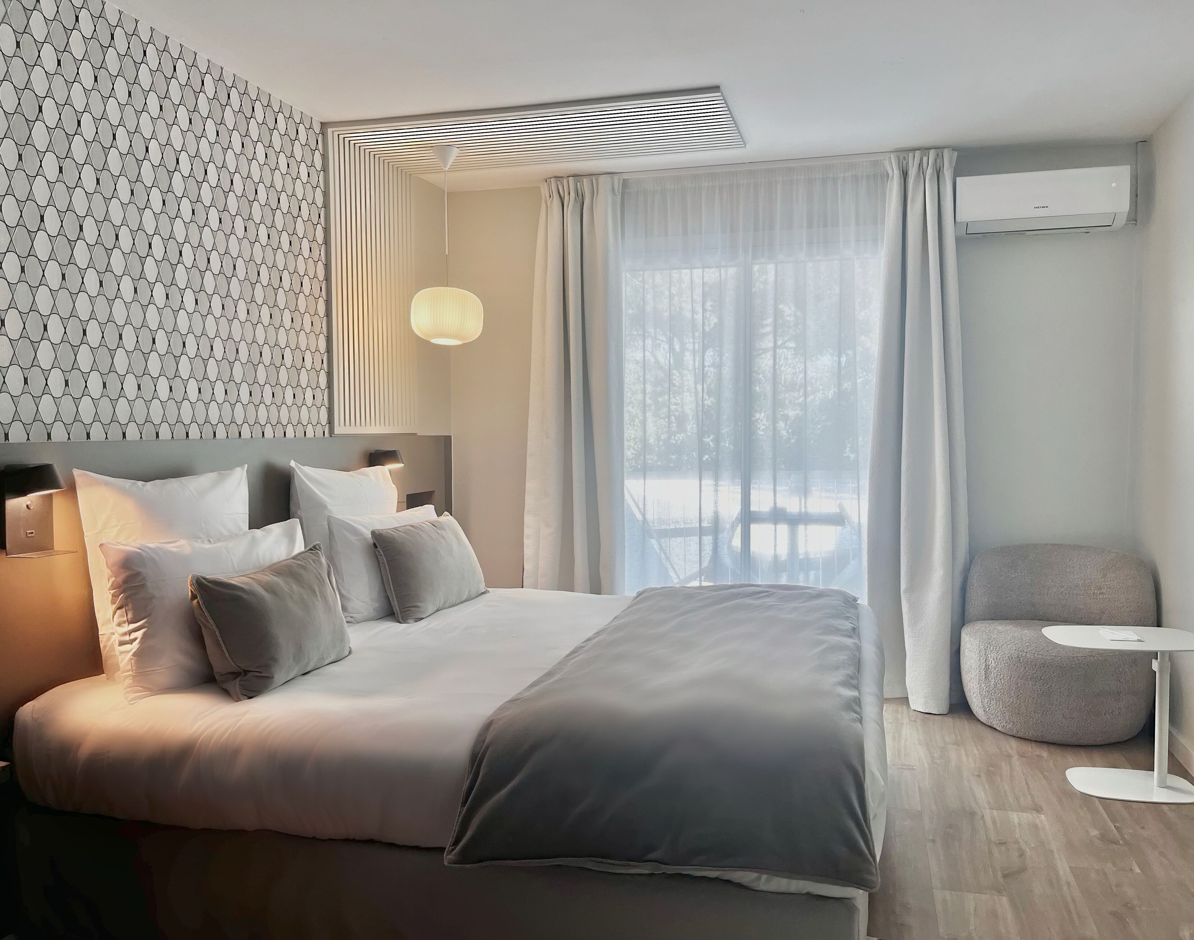 Habitación clásica con 1 cama matrimonial o 2 individuales | Ropa de cama de alta calidad y minibar 