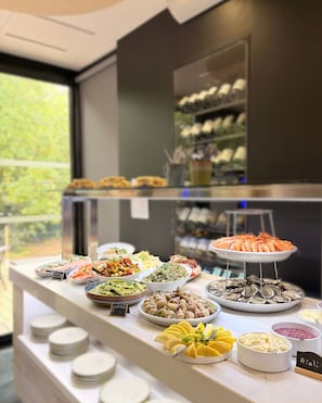 A buffet with various food options including seafood, salads, and fruits. - Le Prose Hôtel (La Grande-Motte)