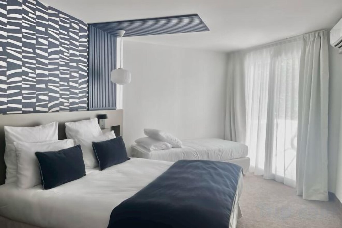 Ropa de cama de alta calidad y minibar 
