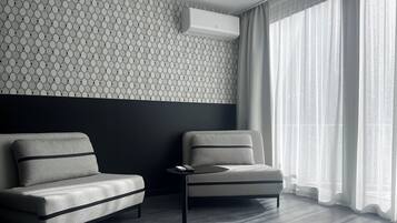 Suite | Wohnbereich | 32-Zoll-Flachbildfernseher mit Satellitenempfang, Fernseher