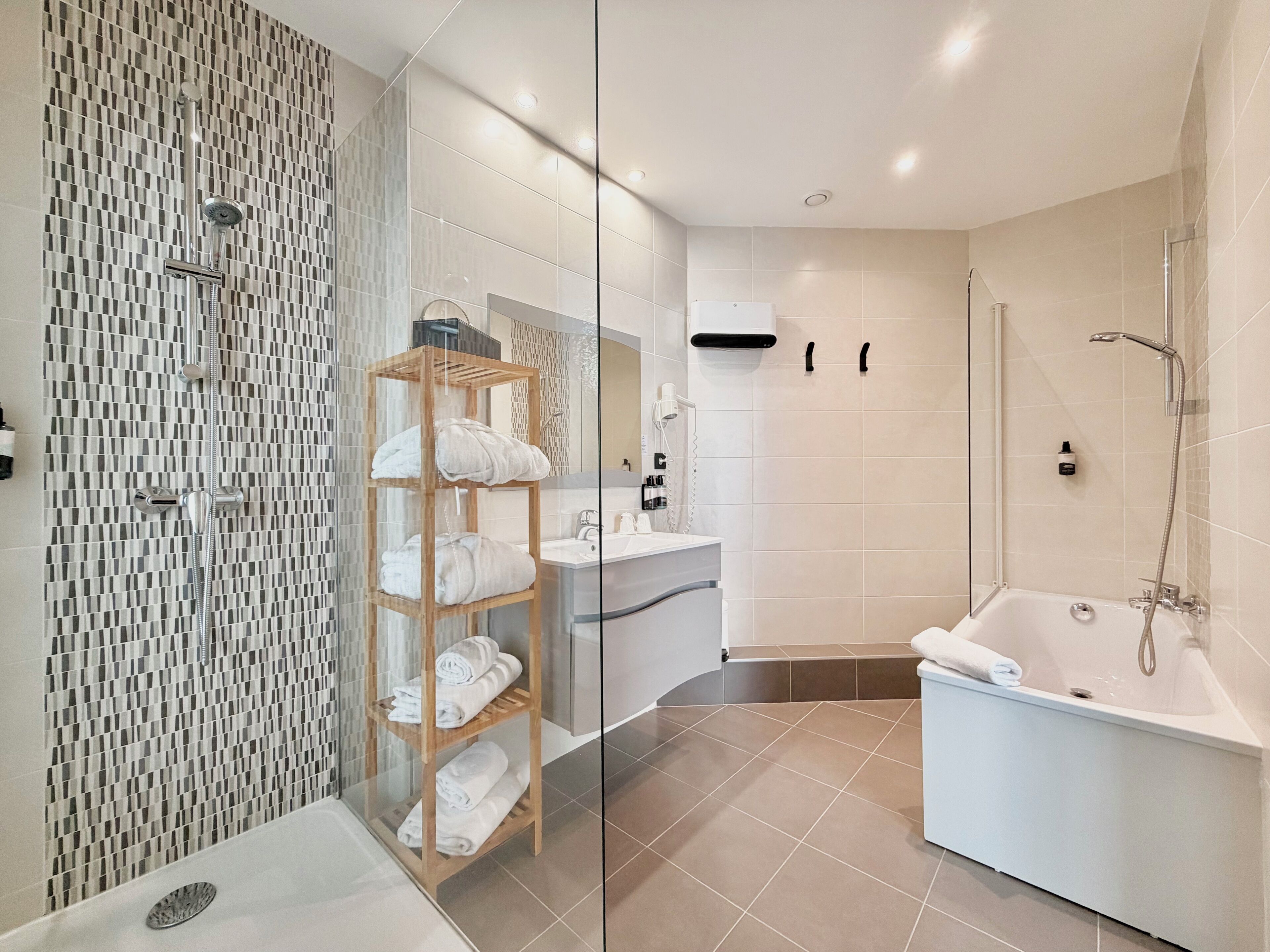 Suite | Salle de bain | Articles de toilette gratuits, sèche-cheveux, serviettes fournies