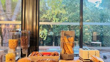 Petit déjeuner buffet (18 EUR par personne)