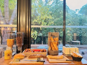 Desayuno buffet diario (EUR 18 por persona)