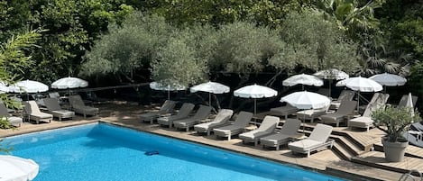 Sesongbasert utendørsbasseng, bassengparasoller og solsenger