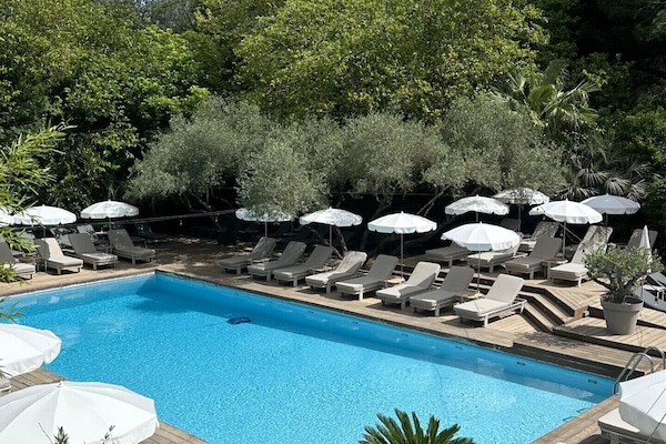 Een seizoensgebonden buitenzwembad en parasols bij het zwembad