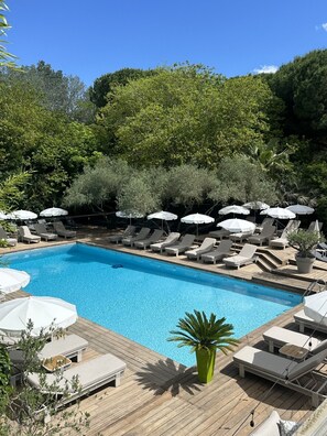 Seasonal outdoor pool, pool umbrellas, sun loungers - Le Prose Hôtel (La Grande-Motte)