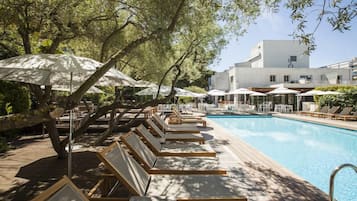 Piscina externa sazonal, guarda-sóis, espreguiçadeiras