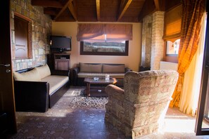 Honeymoon Suite, Balcony, Lake View | Living area