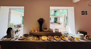 Free daily English breakfast