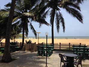 على الشاطئ