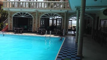 Piscine extérieure, parasols de plage, chaises longues