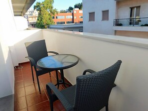 Habitación triple | Caja fuerte, sistema de insonorización, wifi gratis y ropa de cama