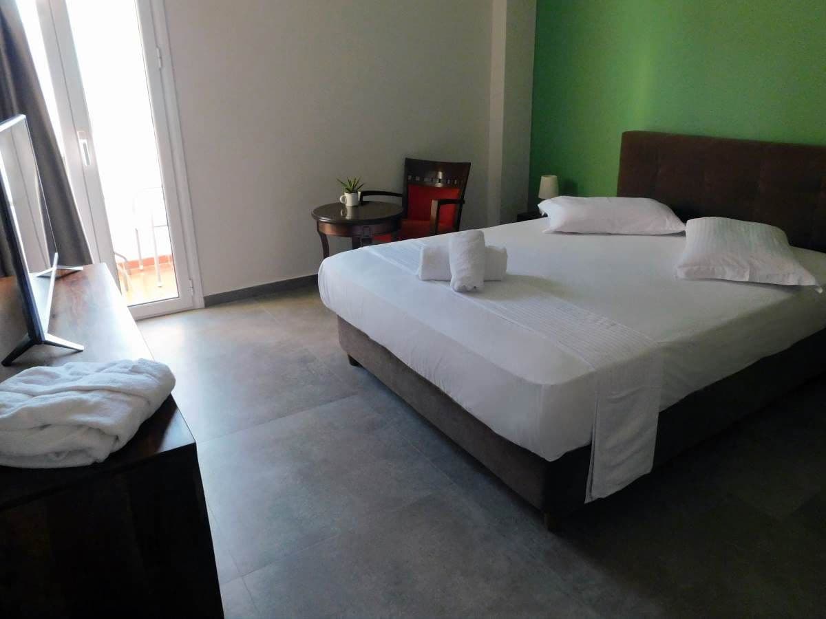 family room | in-room safe, soundproofing, free wifi, bed sheets