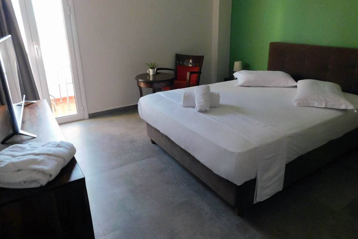 family room | in-room safe, soundproofing, free wifi, bed sheets