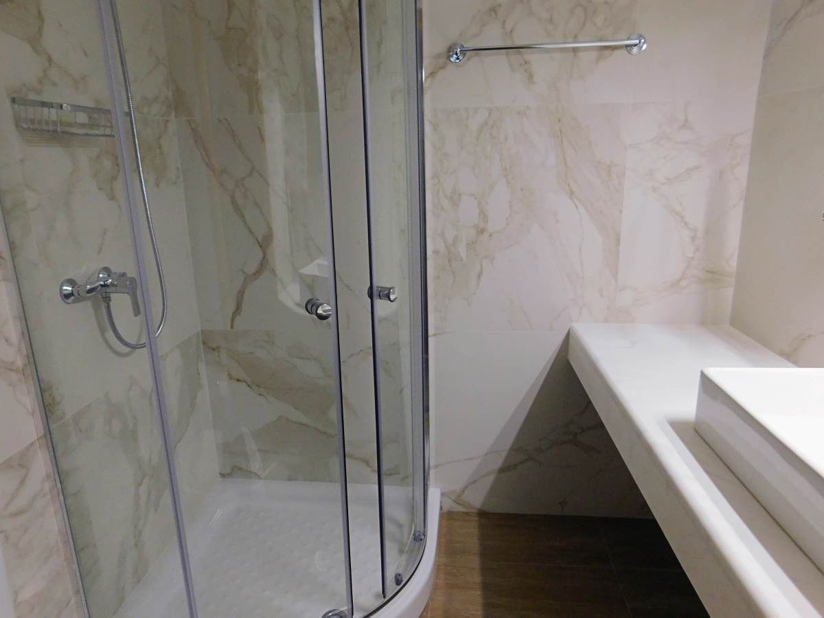 triple room | bathroom | free toiletries, hair dryer, bathrobes, slippers