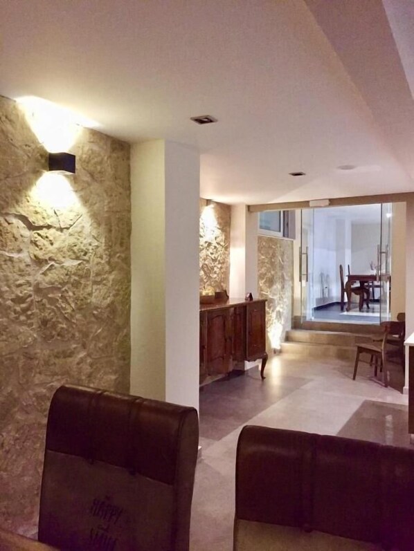 Interior - Apollon filoxenia (Corinth)