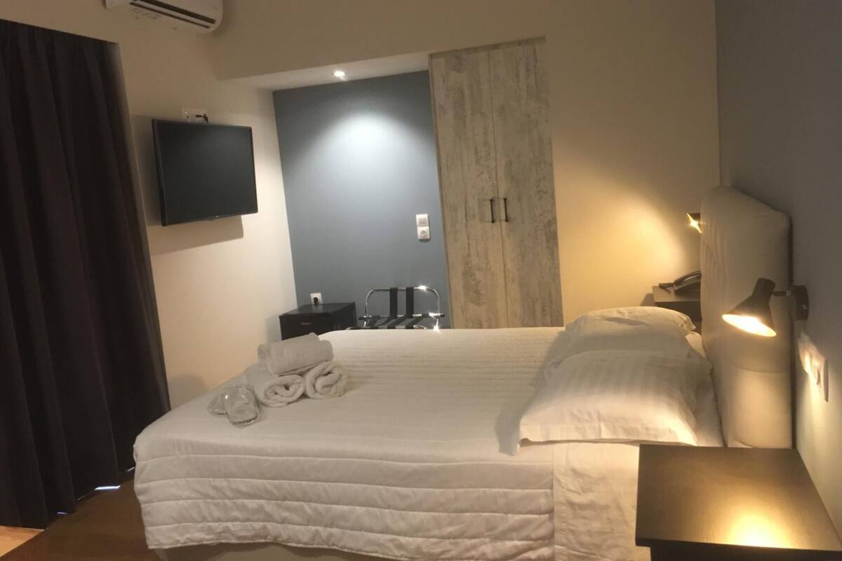 in-room safe, soundproofing, free wifi, bed sheets