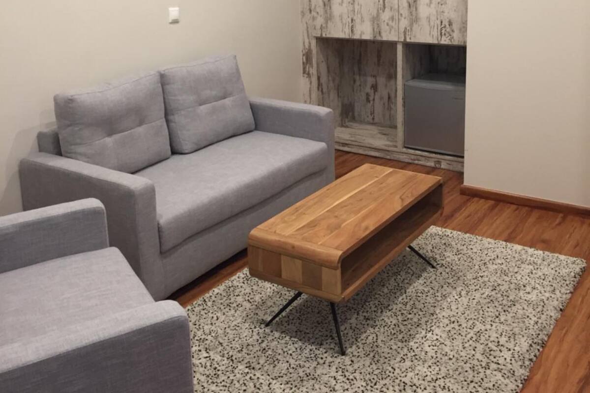 40-inch flat-screen tv with cable channels, tv