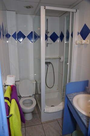 Een douche, gratis toiletartikelen, een haardroger, handdoeken