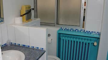 Comfort Double Room | Bathroom | Shower, free toiletries, hair dryer, towels