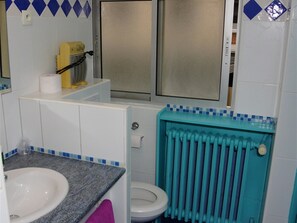 Dobbeltrom – comfort | Bad | Dusj, toalettartikler (inkludert), hårføner og håndklær