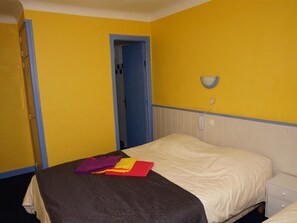 Triple Room | Individually decorated, individually furnished, blackout drapes - Hôtel le Richelieu (Le Boulou)