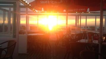 Se sirven desayunos, comidas, cenas y cocina internacional