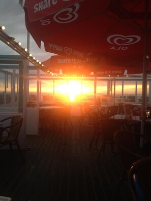 Se sirven desayunos, comidas, cenas y cocina internacional