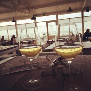 Se sirven desayunos, comidas, cenas y cocina internacional