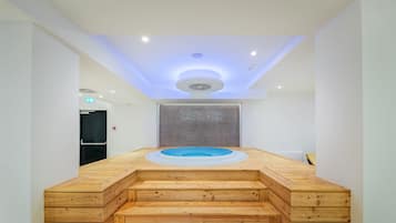 Indoor spa tub