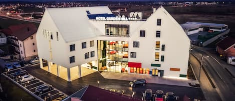 Vista frontal de la propiedad por la tarde o noche