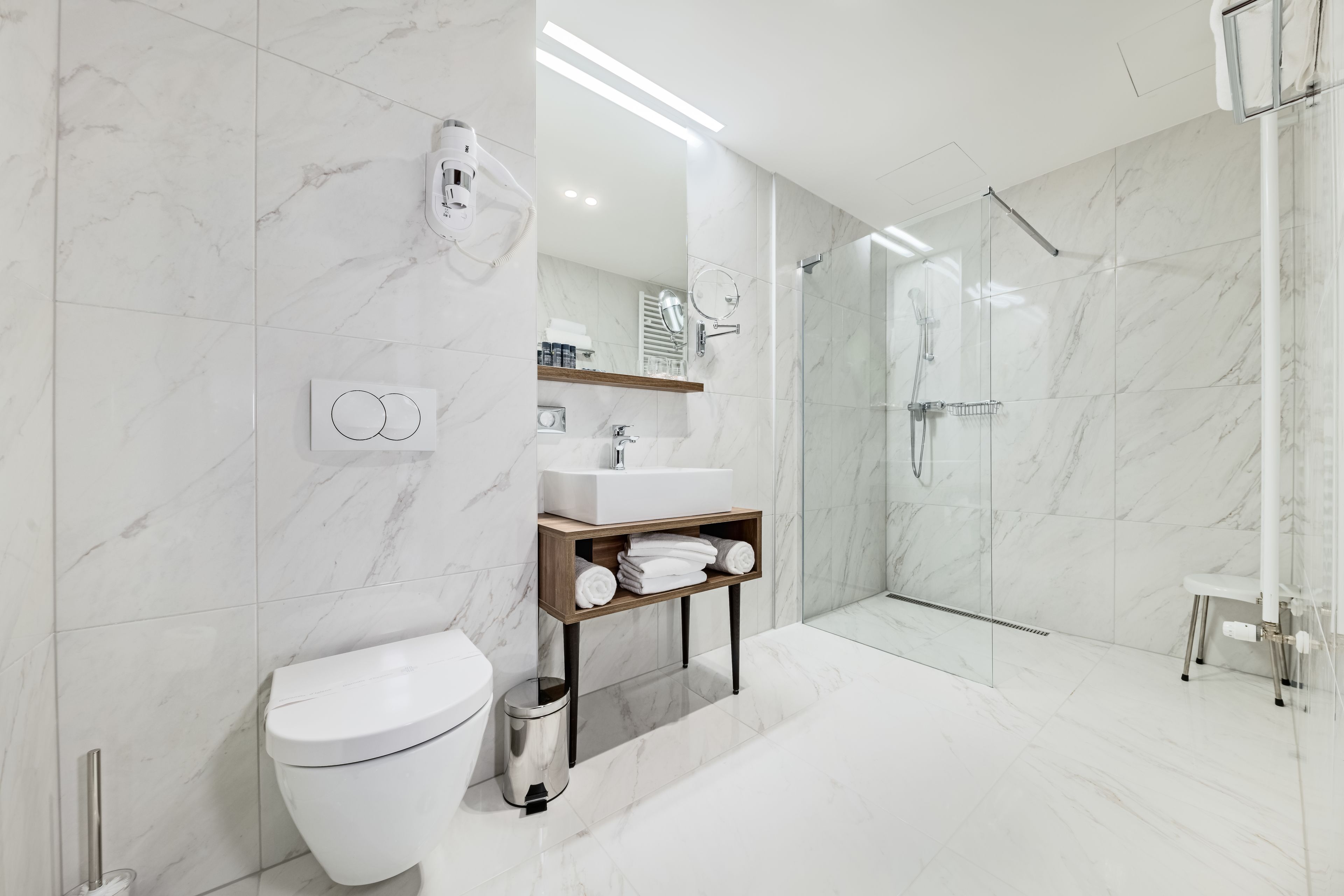 Badewanne und Dusche (separat), Haartrockner, Handtücher