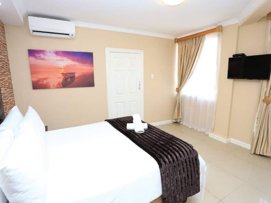 Tweepersoonskamer | Een minibar, een bureau, verduisterende gordijnen, geluiddichte muren