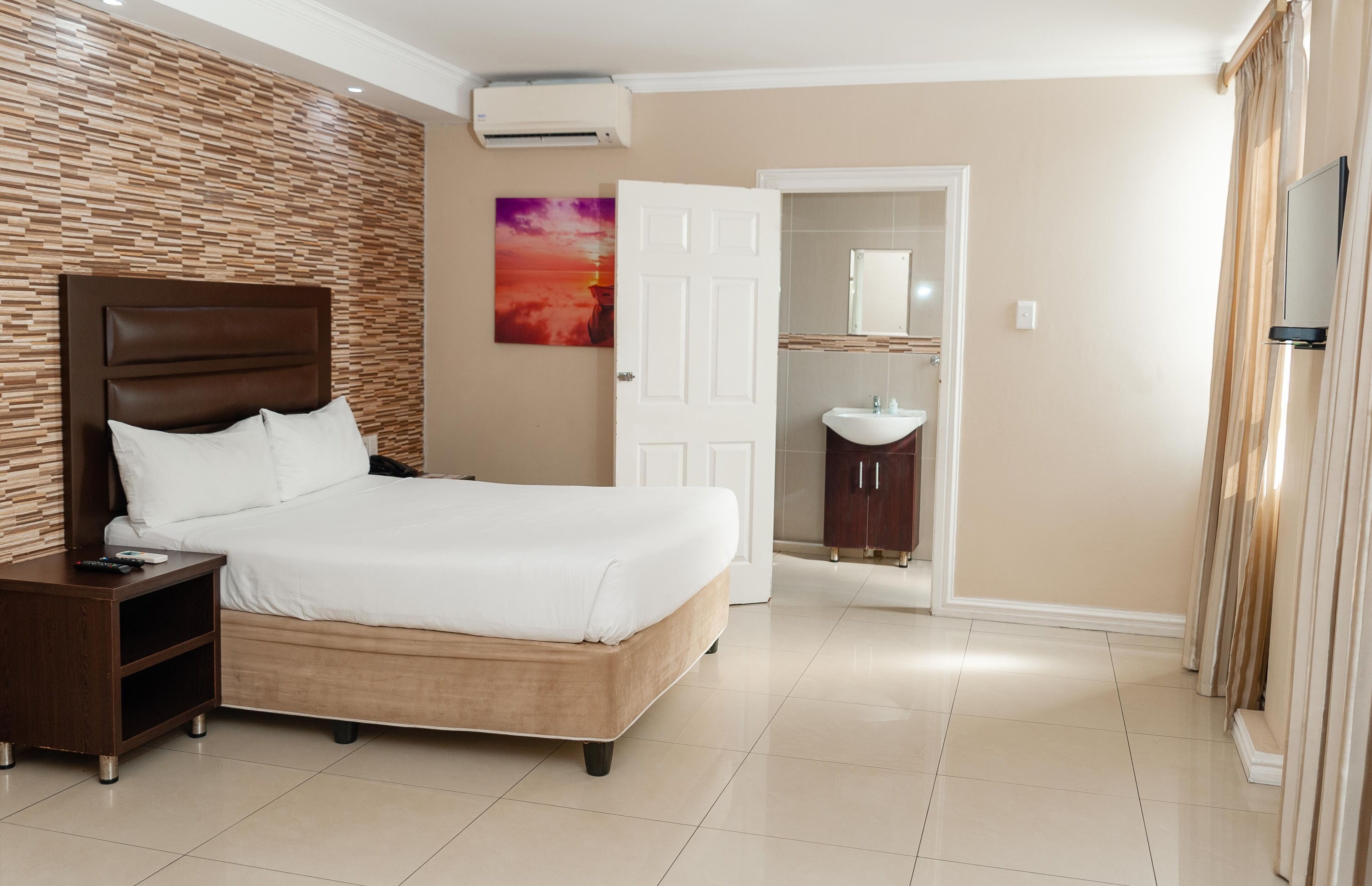 double room | 1 bedroom, minibar, desk, blackout curtains