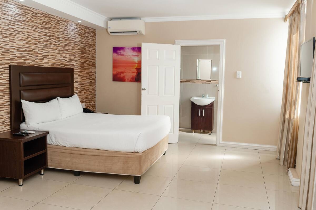 double room | 1 bedroom, minibar, desk, blackout curtains