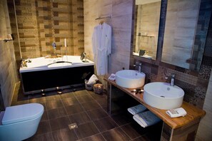 別墅, 3 間臥室 (Orasi) | 浴室 | 淋浴設備、名牌梳洗用品、風筒、浴袍