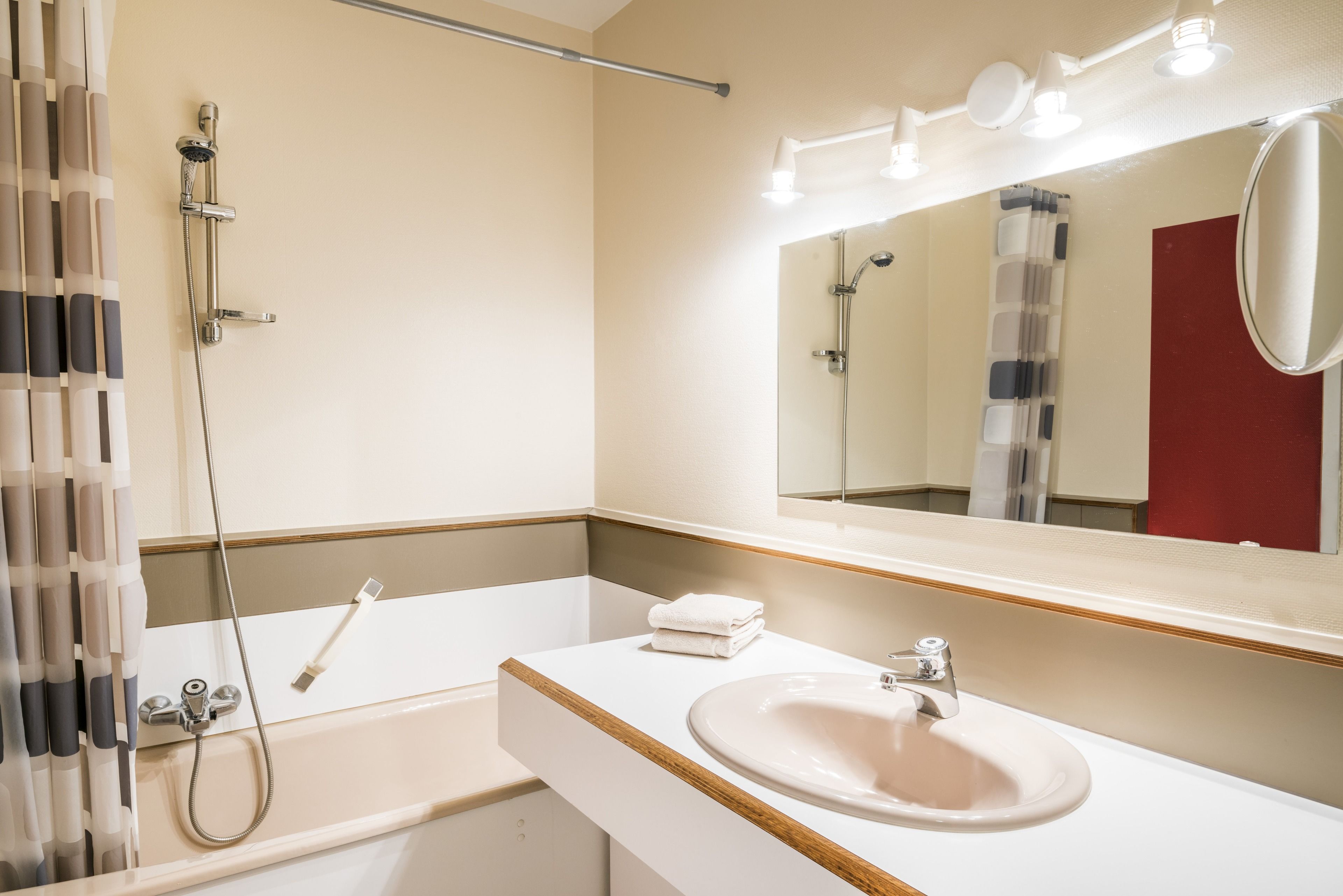 free toiletries, towels