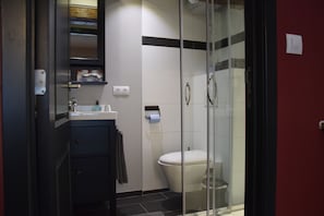 Estudio Deluxe, vista a la ciudad (Frodo) | Baño | Regadera, amenidades de baño gratuitas, secadora de cabello, toallas 