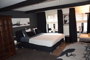 Habitación triple Deluxe, vista a la ciudad (Zazou) | Decoración personalizada y muebles diferentes 