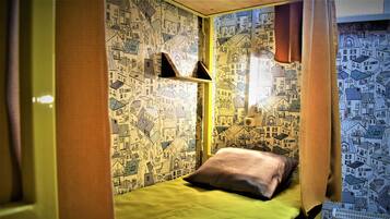 Dormitorio compartido básico, dormitorio mixto, vista a la ciudad | Wifi gratis y ropa de cama