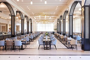 5 restaurantes, se sirve desayuno, cocina local e internacional 