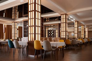 5 restaurantes; se sirven desayunos, comidas, cenas y brunch