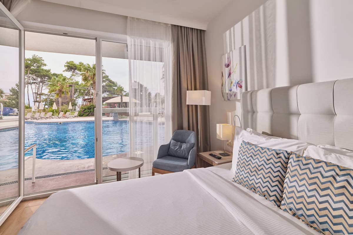 Premium suite, 2 slaapkamers (Swim up) | Een kluis op de kamer, een bureau, verduisterende gordijnen