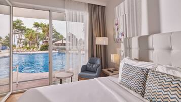 Premium suite, 2 slaapkamers (Swim up) | Een kluis op de kamer, een bureau, verduisterende gordijnen